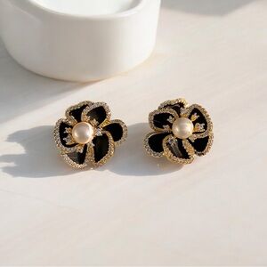 🆕Black flower with pearl stud earring